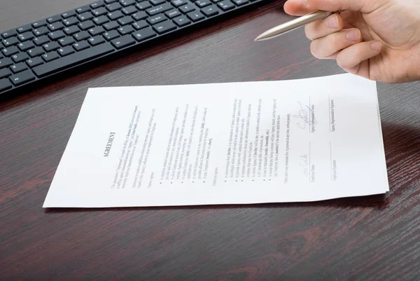 Signing contract by businessman — Stock Photo, Image