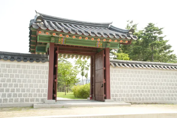 Традиционные корейские ворота — стоковое фото