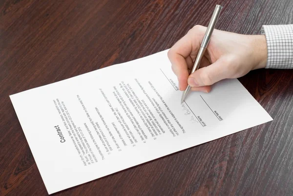 Ondertekening contract door zakenman — Stockfoto