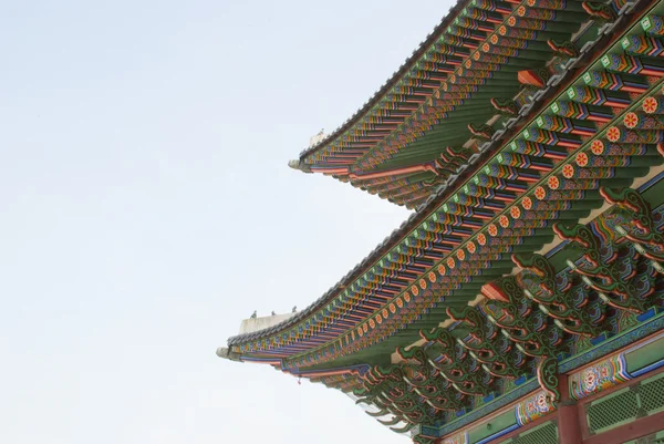 Cerca del techo de los ornamentos del templo budista coreano — Foto de Stock