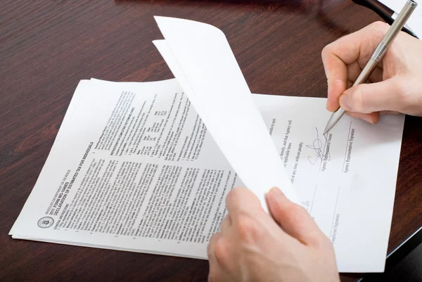 Signing contract by businessman — Stock Photo, Image