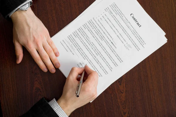 Signing contract by businessman — Stock Photo, Image