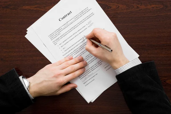 Assinatura do contrato pelo empresário — Fotografia de Stock