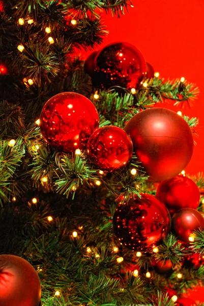 Χριστουγεννιάτικο δέντρο σε κόκκινο φόντο. — Φωτογραφία Αρχείου