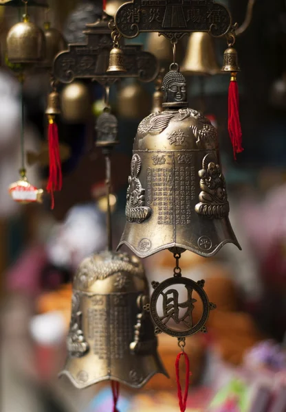 Cloches asiatiques traditionnelles sur la place du marché . — Photo