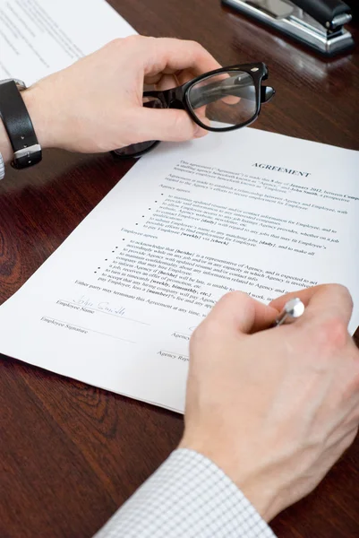 Underteckna kontrakt av affärsmannen — Stockfoto
