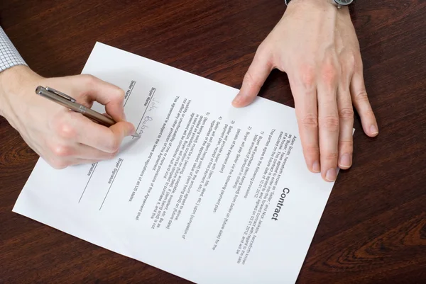 Ondertekening contract door zakenman — Stockfoto