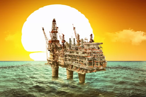 Oil Rig at late evening — Stock Photo, Image