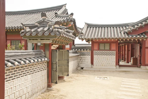 Традиционный корейский дворец — стоковое фото