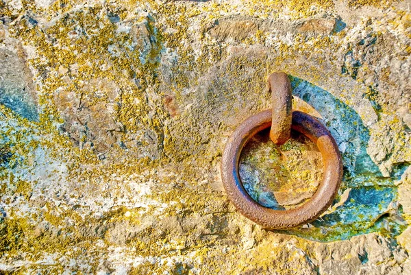 Demir yüzük duvar — Stok fotoğraf