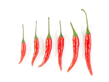 beyaz bir arka plan üzerinde altı kırmızı chillis