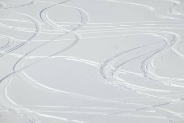 birden fazla kayak pistlerine yeni toz karda