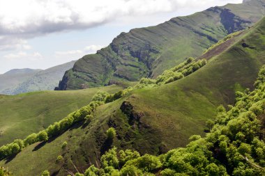 Fransız Pirenesi 'ndeki dağların ve tepelerin manzarası