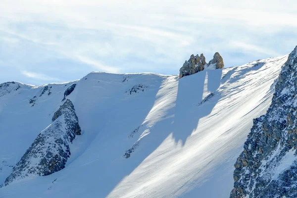 Kar Kaplı Dağ Tepe Mostraları Kaya — Stok fotoğraf