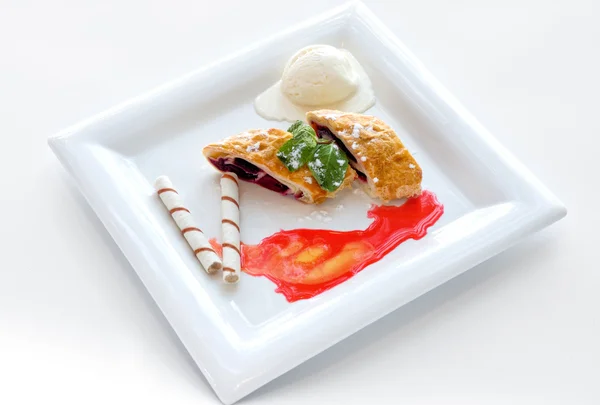 Dessert med söt paj, glass och wafers — Stockfoto