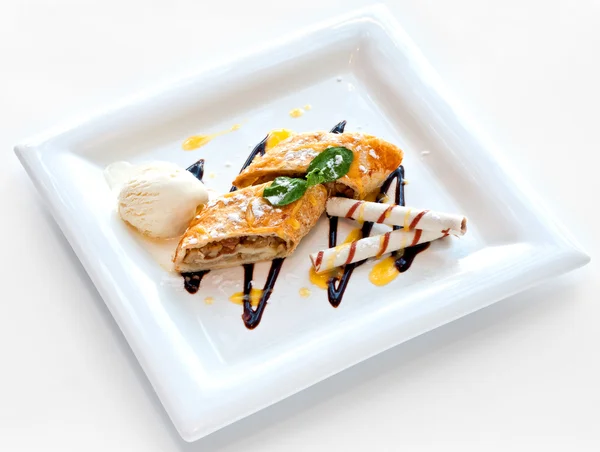 Dessert med söt paj, glass — Stockfoto