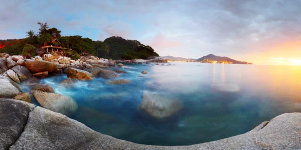 Panorama en klippig kust och rörelse suddig andaman havet ytbehandlar på twilight. Phuket, thailand — Stockfoto