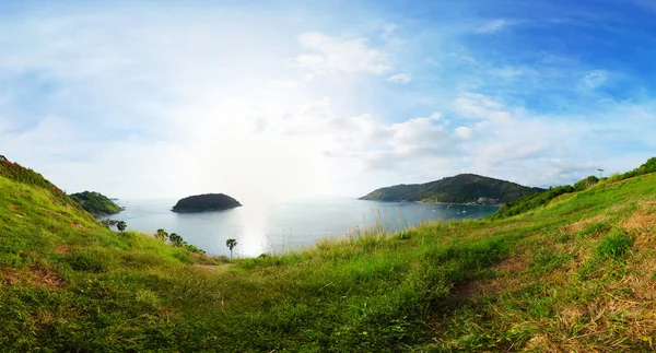 Panorama van tropische kust met eiland in kalme blauwe zee. Nai harn strand van phuket. Thailand — Stockfoto