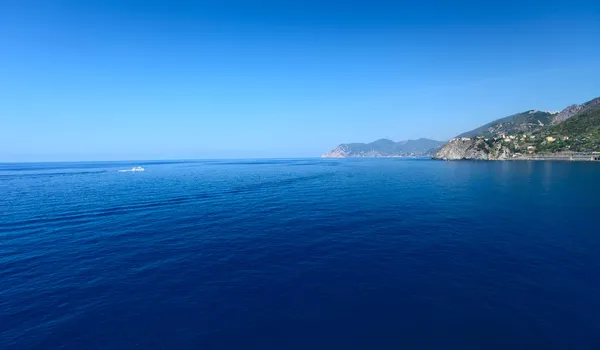 Calm Mediterranean sea and coast of Italian 's Cinque Terre National Park — стоковое фото