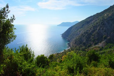 Yeşil dağlar ve mavi deniz