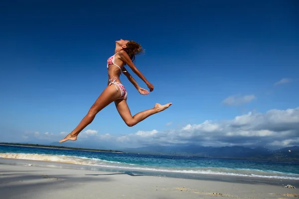 Jumping woman — Stockfoto