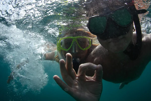 Jovem casal ativo snorkeling — Fotografia de Stock