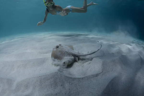 Onderwater schieten van een vrouw zwemmen — Stockfoto
