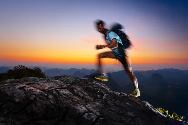 Hiker with backpack reached top — Stock Photo, Image