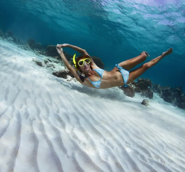 Jovem senhora snorkeling em um mar tropical transparente — Fotografia de Stock