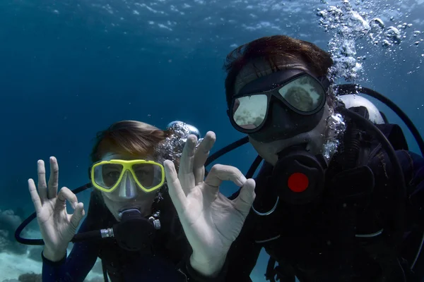 Scuba duikers onderwater weergegeven: ok signaal — Stockfoto