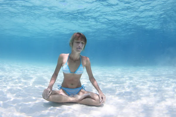 Yoga underwater — Stock Photo, Image