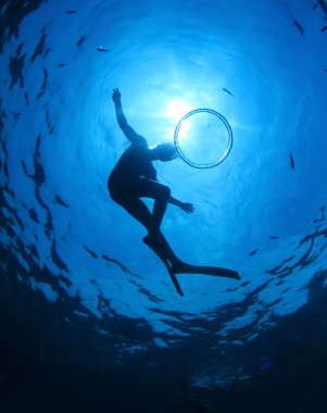 genç adam bir tropikal deniz şnorkel