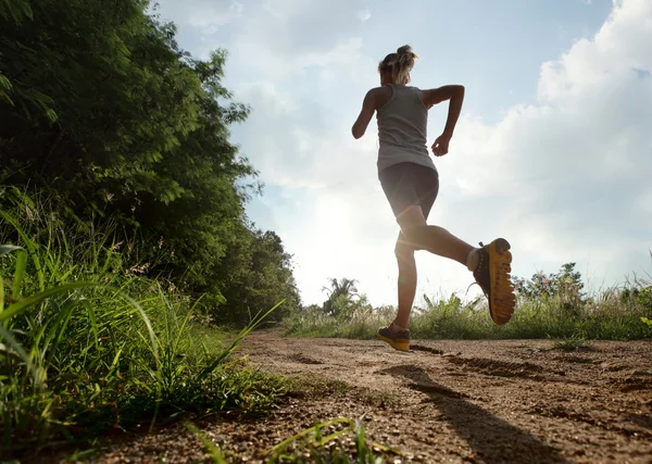 Joven hombre con mojado singlet corriendo — Foto de Stock