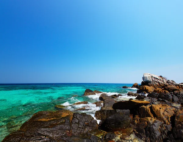 Mar tropical y rocas . — Foto de Stock