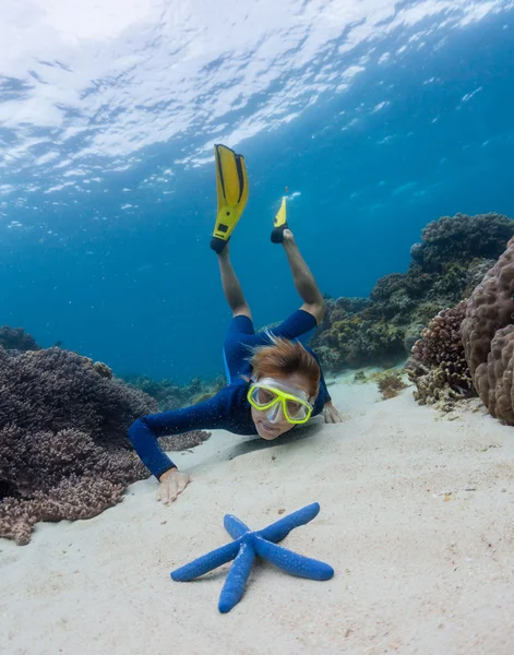 砂海底上の若い女性の水泳 — ストック写真