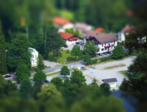 Birdseye uitzicht op een kruispunt met gebouwen — Stockfoto