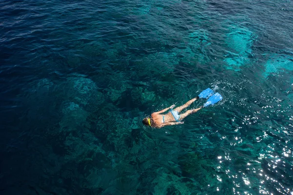 Kvinna snorkling i ett tropiskt hav — Stockfoto