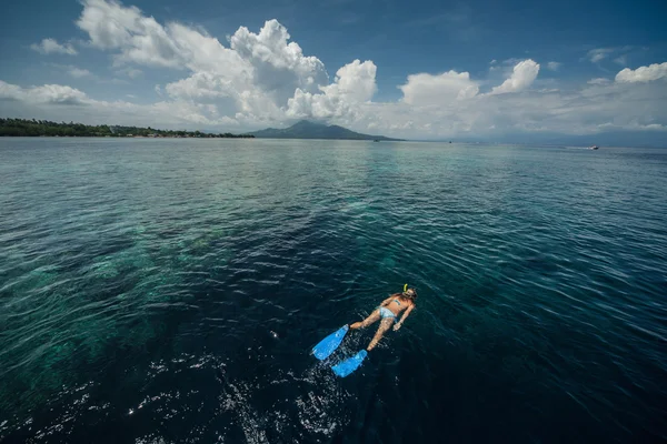 Γυναίκα, κολύμβηση με αναπνευστήρα σε μια τροπική θάλασσα — Φωτογραφία Αρχείου