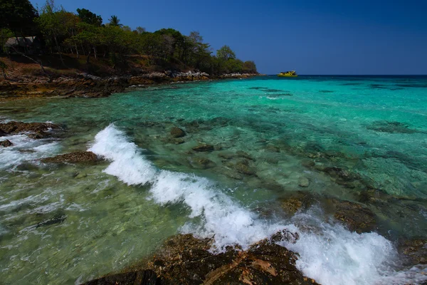 Costa rocosa tropical de una isla de Ratcha Yai . — Foto de Stock