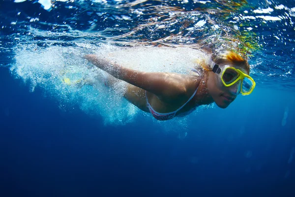 Mulher snorkeling em um mar azul claro — Fotografia de Stock