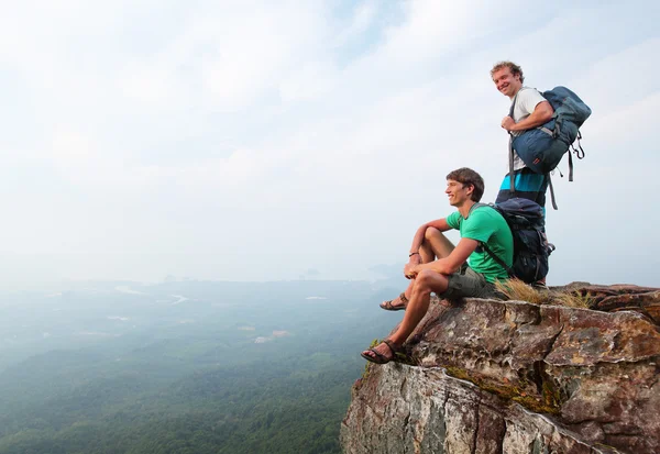 Dois homens caminhantes — Fotografia de Stock