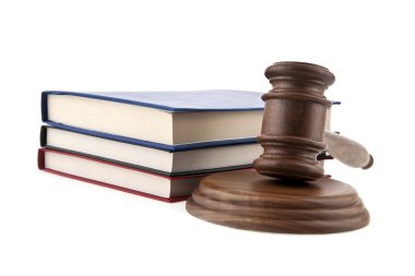 ahşap bir çekiç ve bir kitap