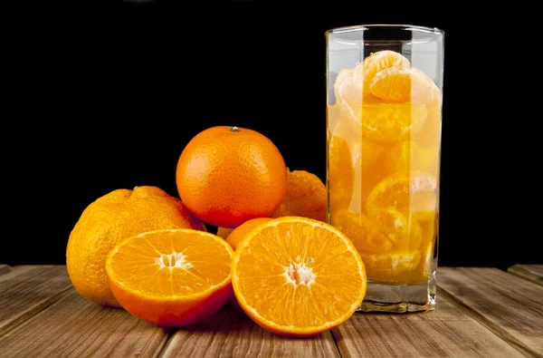 Zumo de naranja y naranjas — Foto de Stock