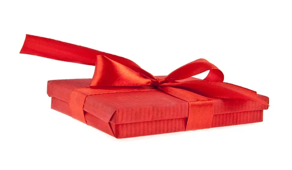 Caja de regalo roja con lazo de cinta — Foto de Stock