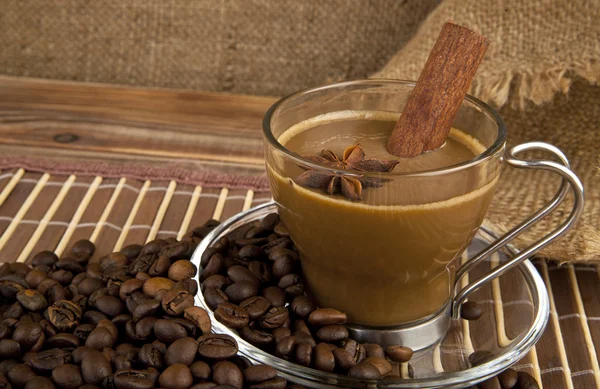 Чашка кофе поверх зерна — стоковое фото