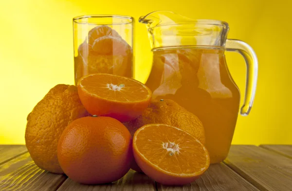 Orangen und Saft — Stockfoto