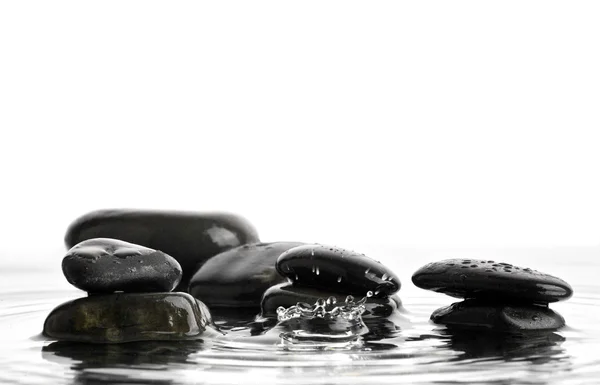Piedra en agua con gotas — Foto de Stock