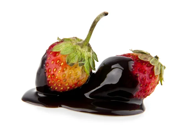 Erdbeere in einer Schokolade — Stockfoto