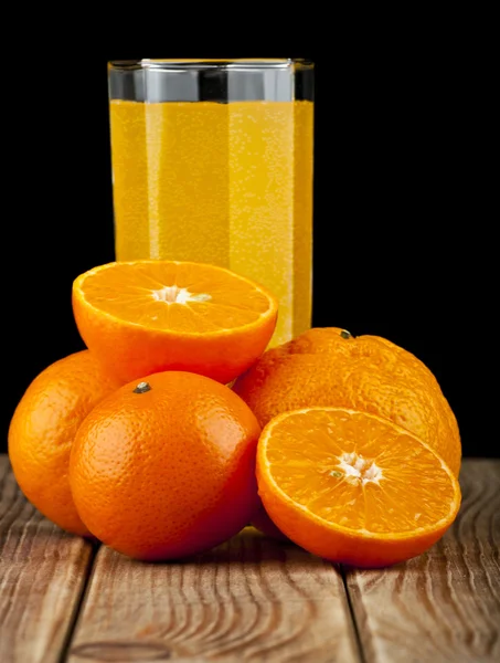 Orangensaft und Orangen — Stockfoto
