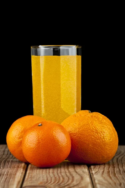 Apelsiner och juice — Stockfoto